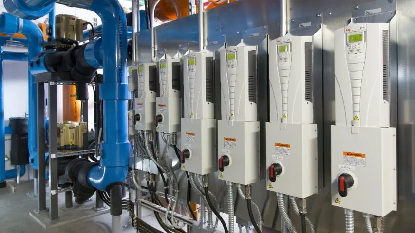 تصویر چند اینورتر صنعتی برند ABB نصبشده در سیستم کنترل پمپ و خطوط لوله آبرسانی کارخانه